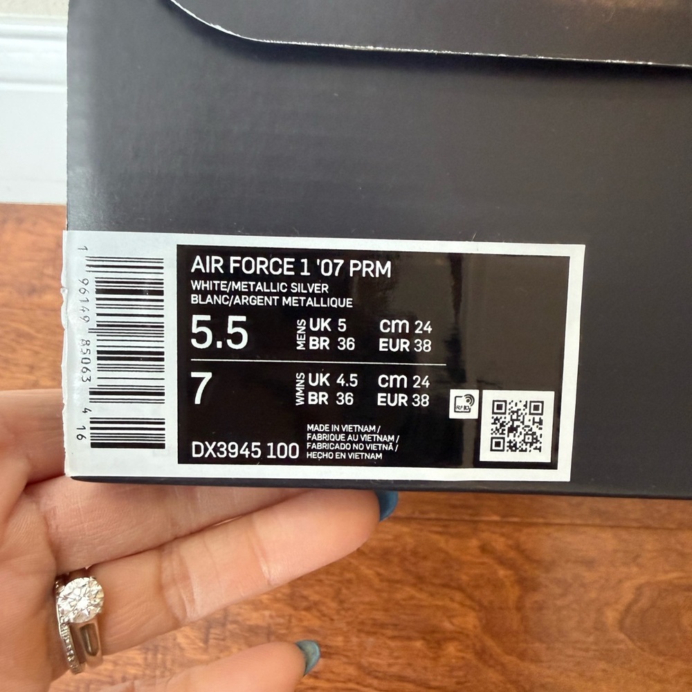 Nike Women/Men Air Force 1 White Sneakers with Silver Swoosh 7 NIB - Picture 5 of 5